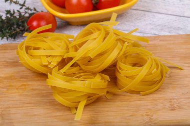 Pişmemiş makarna fettuccini domates ve kekik ile