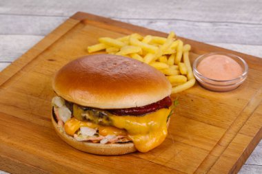 Burger sığır eti, peynir, domates, salatalık ve buzdağı salatası turşusu