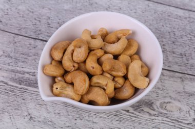 Lezzetli fındık yığını kasede.