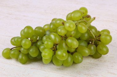 Arka planda tatlı yeşil üzüm dalı