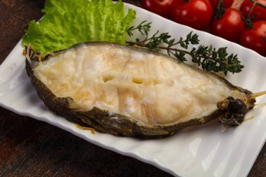 Salata yapraklı fırında kurt bifteği.