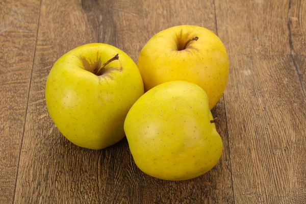 木の背景に黄色の熟したリンゴ — ストック写真