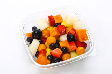 Kutuda dilimlenmiş tropikal meyve karışımı atıştırmalığı