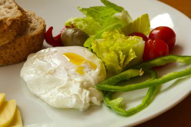 Ekmek ve peynirli Benedict yumurtası zeytin servis edildi.