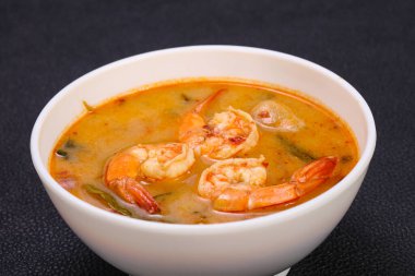 Karidesli ünlü Tayland Tom Yam çorbası.