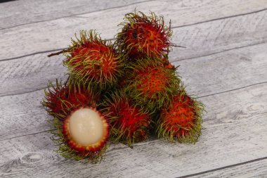 Tropikal tatlı egzotik meyve Rambutan yığını