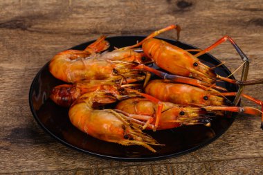 Plakada ızgara Asya su karidesi