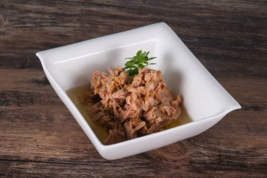 Kasede ton balığı konservesi fesleğen yaprağı var.