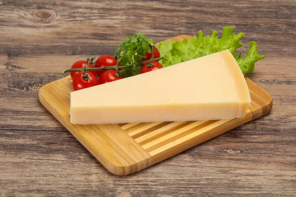 Triângulo Queijo Parmesão Tradicional Italiano Servido Salada — Fotografia de Stock