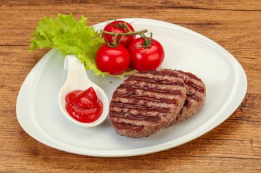 Domates soslu ızgara burger pirzolası