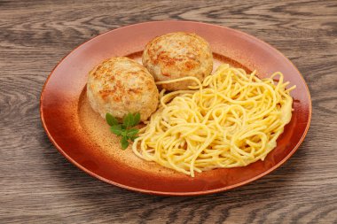 Peynirli spagetti ve ev yapımı tavuk pirzolası.