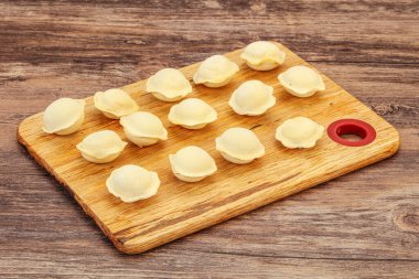 Pişirmek için çiğ etli börek.