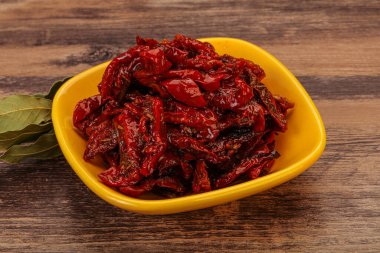 Olgun kuru domates yığını kasede.