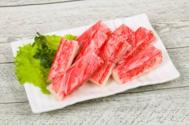 Yengeç surimi sopa salata yaprakları servis