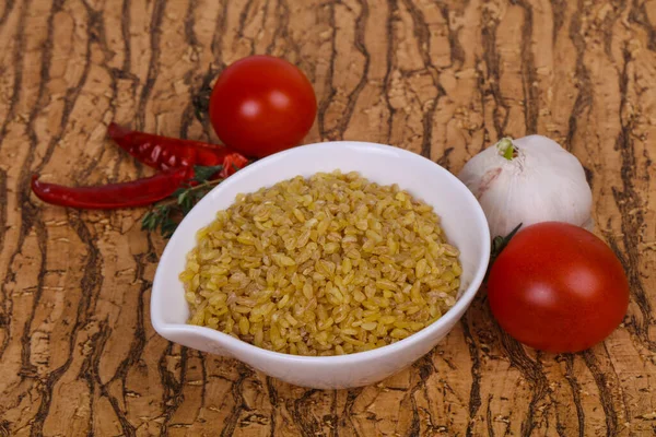 Roher Goldener Bulgur Der Schüssel Mit Tomaten Und Knoblauch — Stockfoto