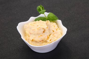 Nane yaprağı servis edilmiş kayısı ile kaymak.