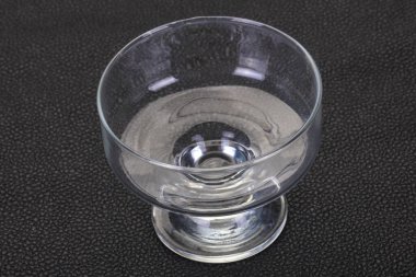 Siyah arka plan üzerinde boş cam kase