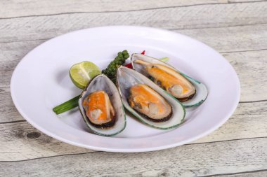 Limonlu ve yeşil biberli yarım midye.