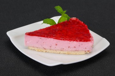 Yumuşak ahududu cheesecake plaka nane servis