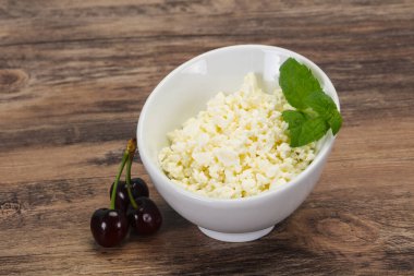 Taze kaymak tabaktaki taze kaymak. Naneli ve vişneli.