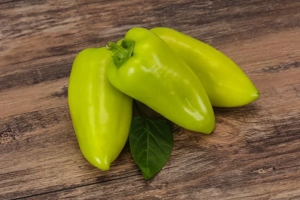 Rijpe Groene Paprika Houten Achtergrond — Stockfoto