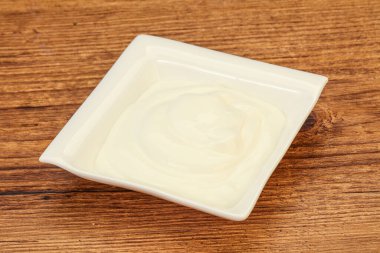 Süt ekşi krema kasede