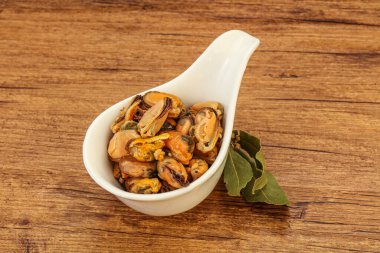 Kasede baharatlı midye turşusu.