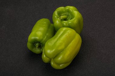 Üç yeşil çan sulu biber pişirmeye hazır.