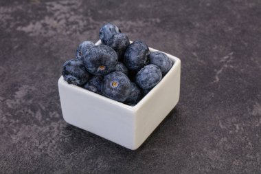 Arka planda tatlı sulu yaban mersini yığını