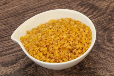 Vejetaryen mutfağı. Kasede pişirmek için kuru bulgur.