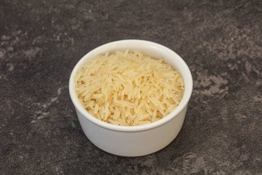 Tabakta çiğ Hint basmati pilavı