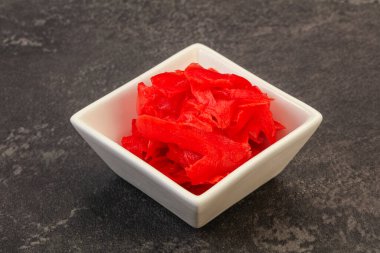 Asya mutfağı terbiye edilmiş zencefil kökü kasede.