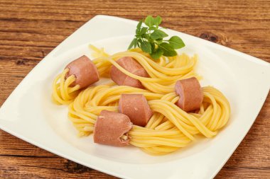 Çocuklar sosisli ve fesleğenli makarna.