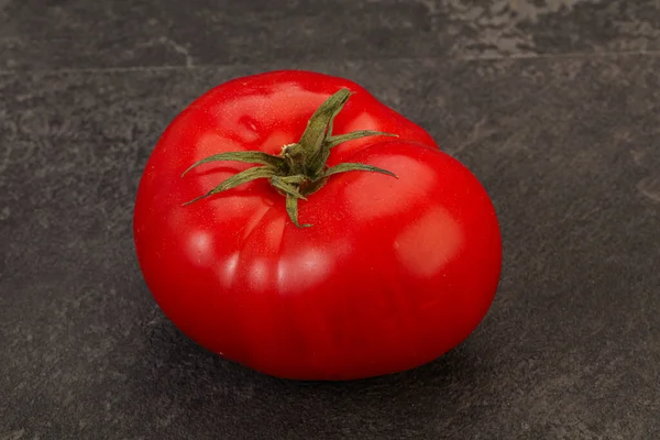 背景においしい赤い大きなトマトを熟す — ストック写真