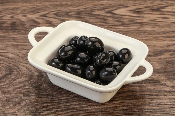 碗里的烤黑橄榄 — 图库照片