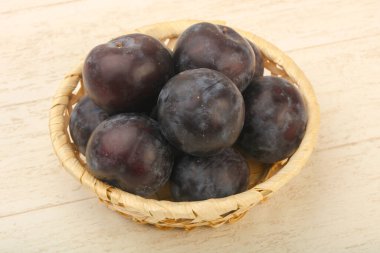 Ahşap zemin üzerinde olgun taze erikler