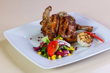 Tavuk budu ve salata karışımı.