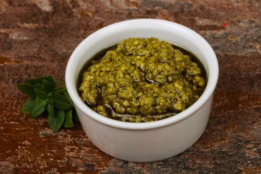 Fesleğen sosu Pesto kabın içinde