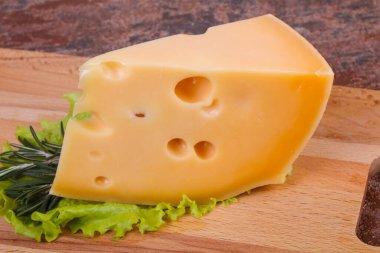 Tahtadaki Maasdam peyniri salata yaprakları ve biberiye servis ediyordu.