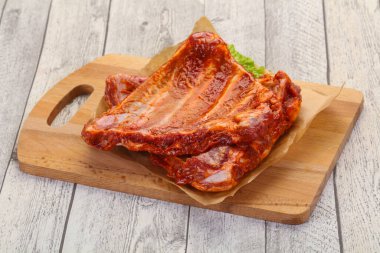 Çiğ domuz pirzolası pişirmeye hazır.