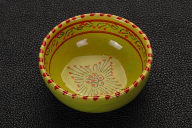 Boş seramik kase siyah arka plan üzerinde