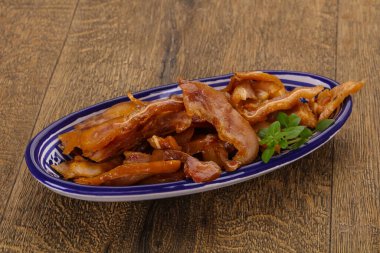 Kasede domuz kulağı var.