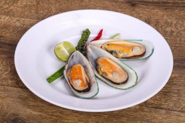 Limonlu ve yeşil biberli yarım midye.