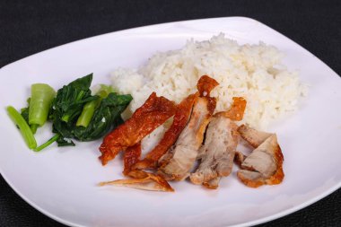 Kavrulmuş ördek göğsü ve otlar ile Pirinç