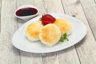 Reçelli krep ve naneli çilek.