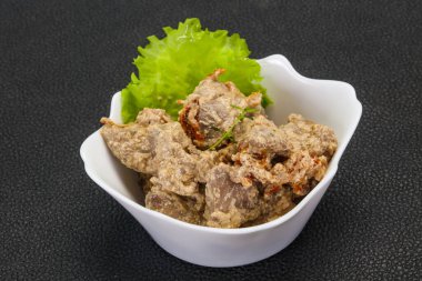 Kremalı ve kuru domatesli tavuk ciğeri kekik servis edildi.