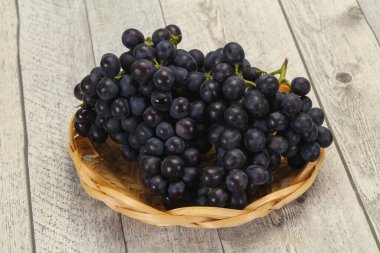 Taze taze tatlı kırmızı üzüm dalında