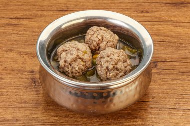 Sebzeli çorba, baharat ve köfte.