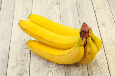 Arkaplanda tatlı bir muz yığını