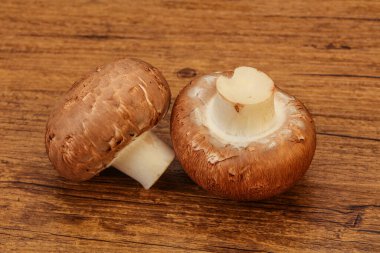 Arka planda Lezzetli Çiğ Kahverengi Şampiyonlar